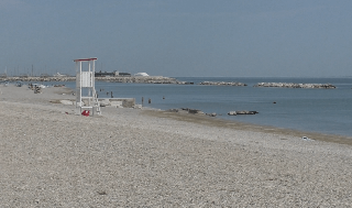 Fano - Colto da malore mentre passeggia in acqua, muore un turista veneto
